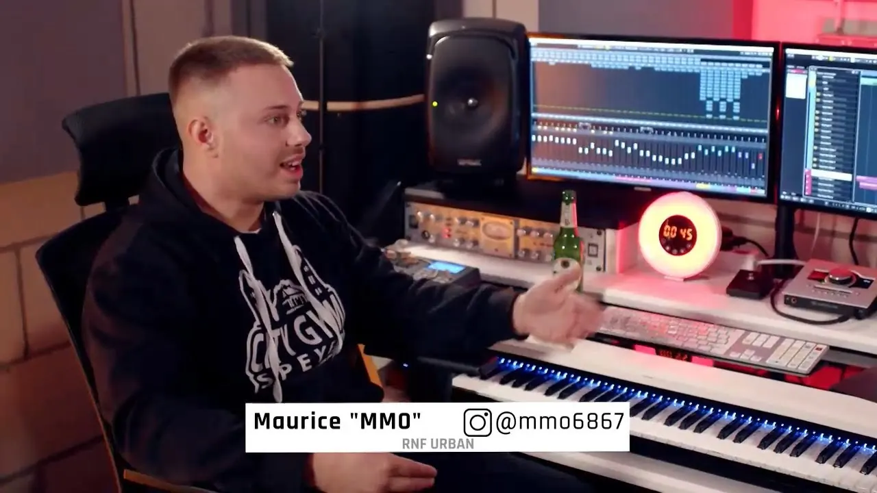 Maurice, genannt MMO, im Studio vor dem Mischpult und den Monitoren