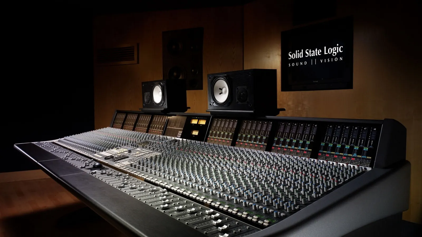 Großes Mischpult von Solid State Logic mit Studiomonitoren