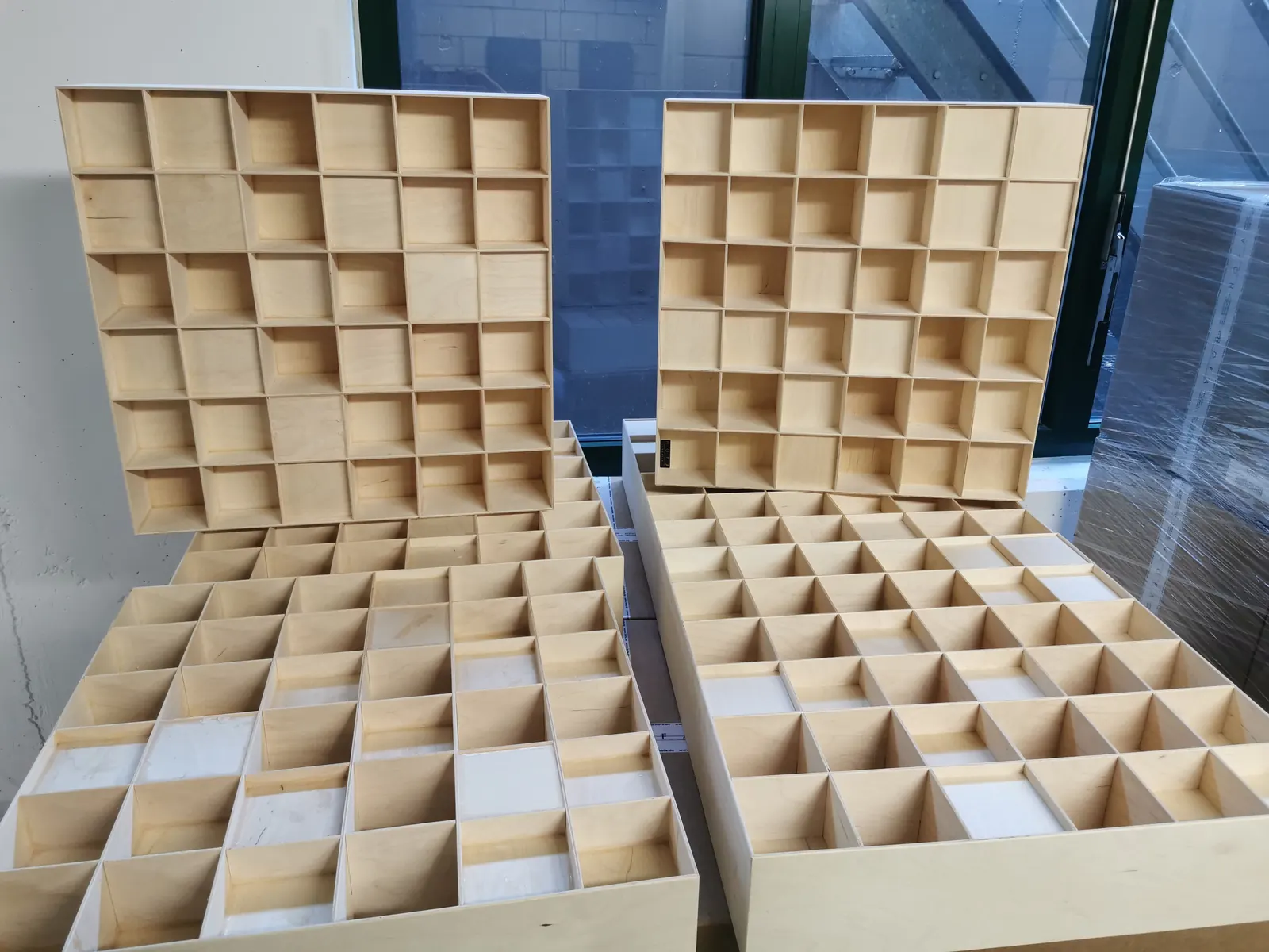 Akustikelemente aus Holz mit Kassettenstruktur im Raum von MMO Studios